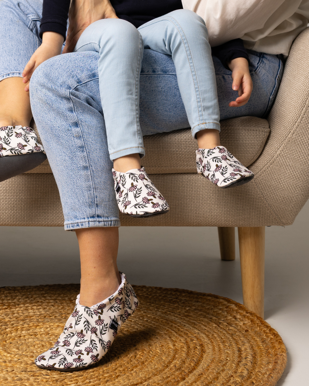 Barfußschuhe Blumen auf Weiß