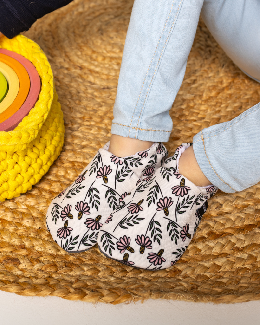 Barfußschuhe Blumen auf Weiß